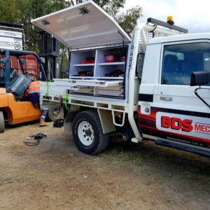 Onsite BDS Mechanical Repairs ute servicing an orange forklift